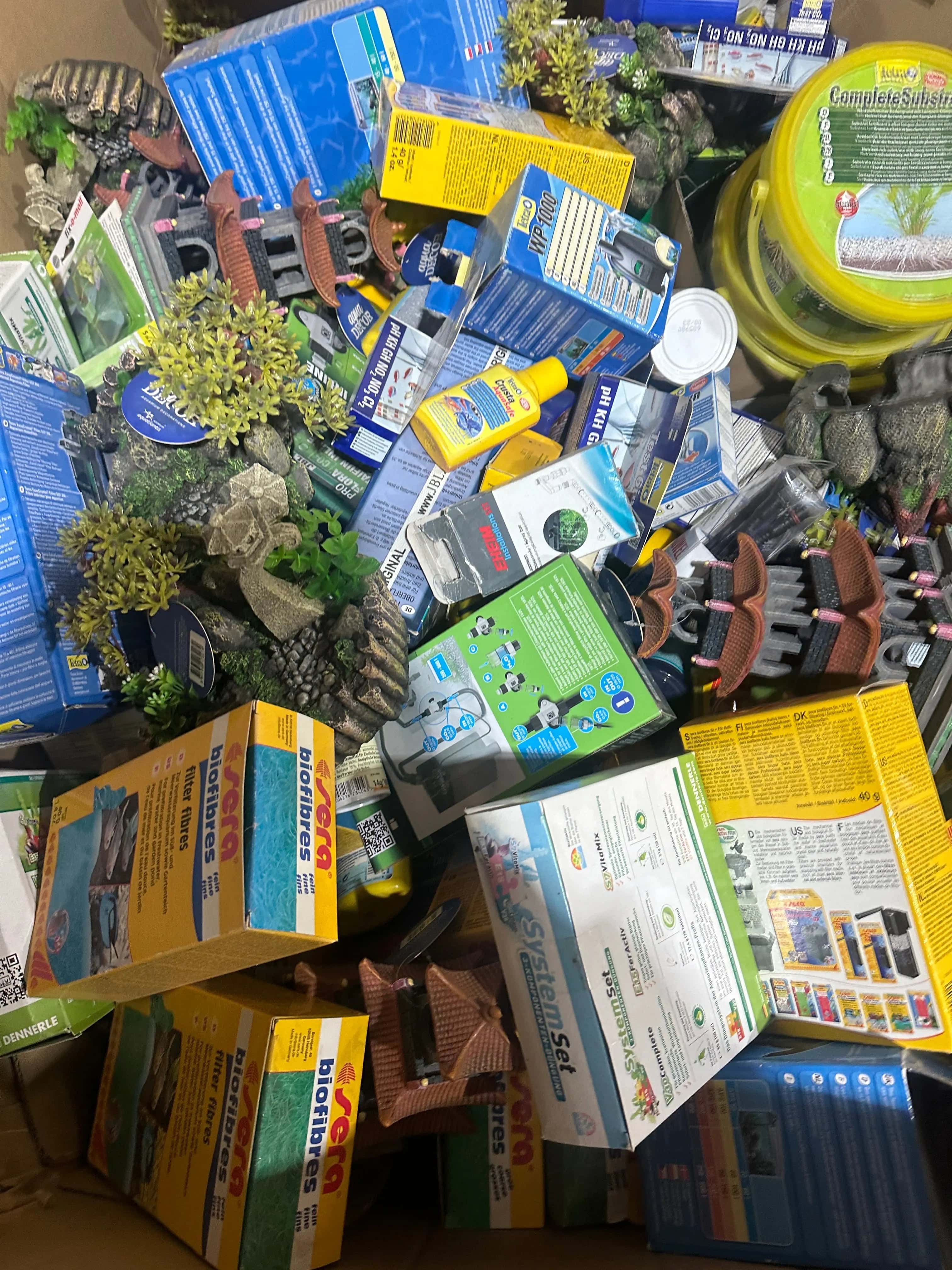 Pallets full of high-quality fish accessories for aquariums - Marketplace